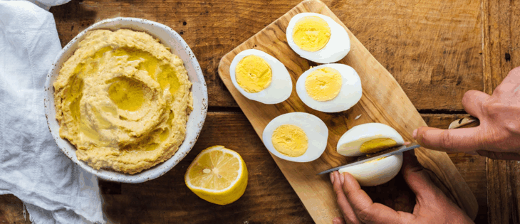 Haciendo huevos rellenos