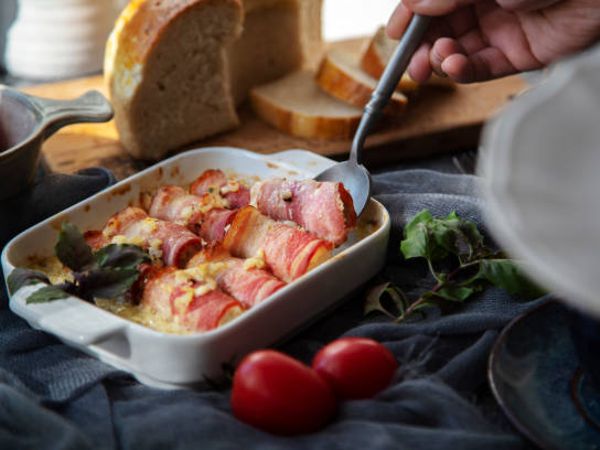 Rollos de jamón con salsa rosada caliente