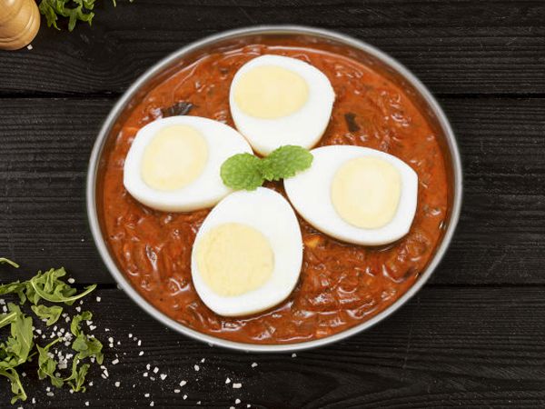 Huevos en salsa italiana