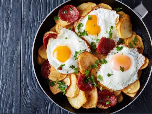 Papas con salchichas y huevo