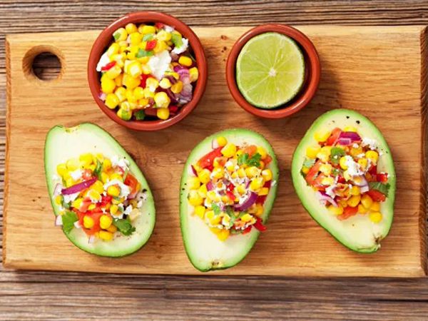 Coquitas de Aguacate Rellenas de Maíz y Tocineta