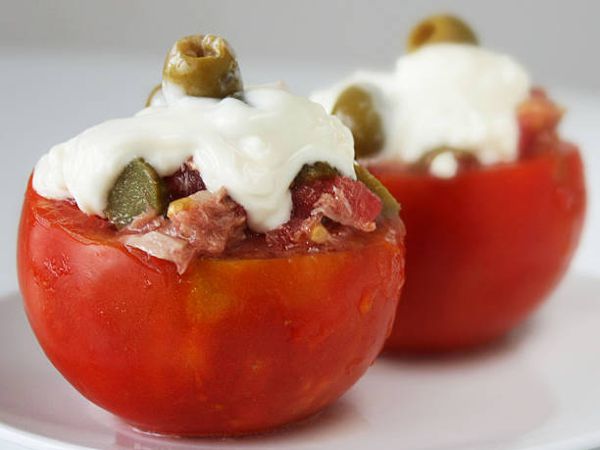 Tomates rellenos de atún